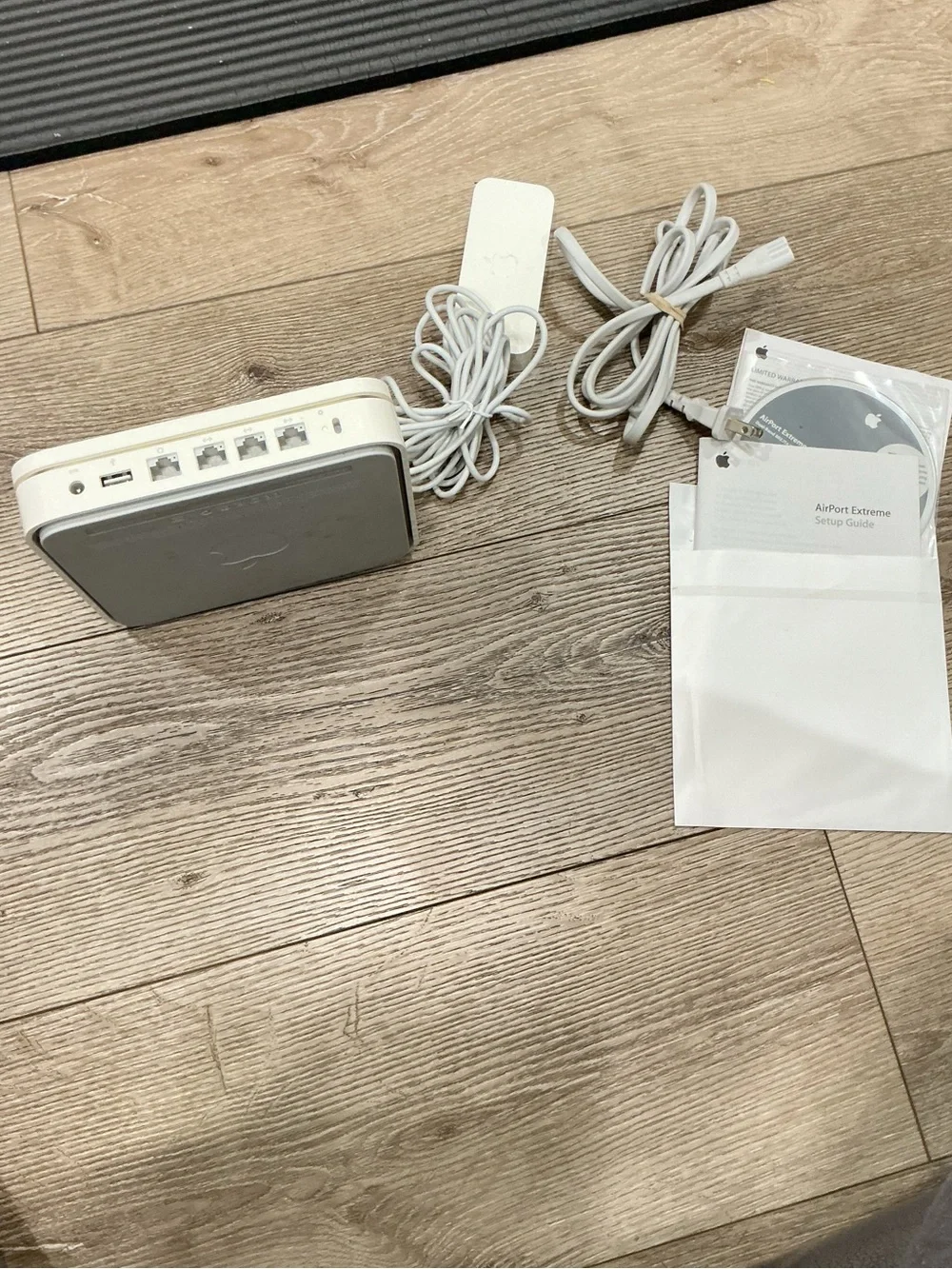 Apple AirPort Extreme Router in White with Accessories